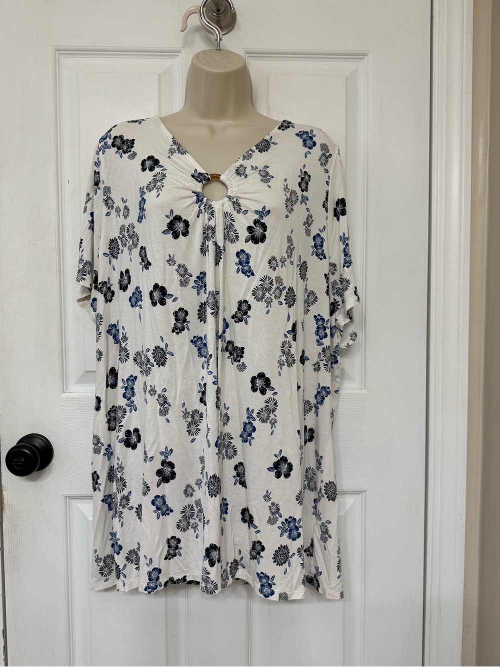 Lane Bryant White Blue Floral Keyhole Tunic Top - Picture 3 of 10